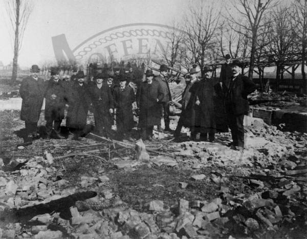 Die ORV Verantwortlichen stehen in den Trümmern des abgebrannten Bootshauses. Auf dem Bild sind zu sehen: Franz Weber, Georg Kräger, Fritz Hufnagel, Karl Eich, Heinrich Wendling, Martin Wendling, Fr. Fornhoff, Leonard Galm, Karl Töppe und H. Ruth.